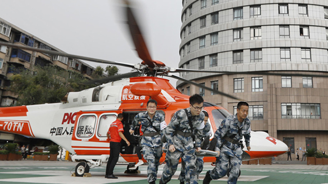 西部戰(zhàn)區(qū)空軍首次開展軍民聯(lián)合空運(yùn)醫(yī)療救護(hù)演練