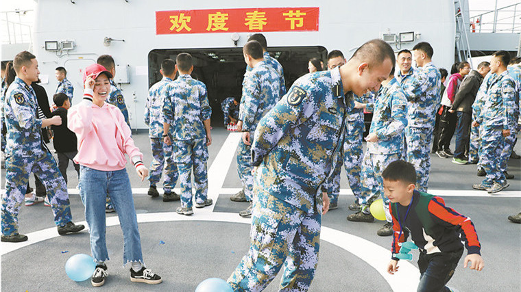 揣著溫情出征！南部戰(zhàn)區(qū)海軍某船提前過年，軍屬上船話團(tuán)圓