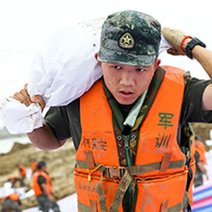 必須頂?shù)蒙?！?1集團(tuán)軍某旅300余名官兵冒雨奮戰(zhàn)一線(xiàn)