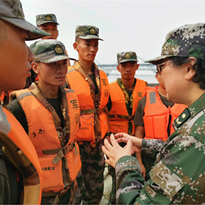 官兵們勇斗洪魔，她帶領(lǐng)團(tuán)隊(duì)力降“夏日殺手”