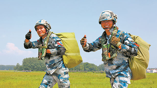 傘花綻放！空降兵某旅組織春季入伍新兵首次進(jìn)行跳傘訓(xùn)練