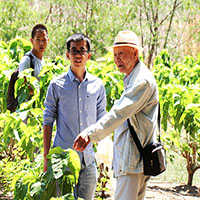 88歲深入天山采集，90歲堅(jiān)持在研究一線，他是“高擎火把的引路人”