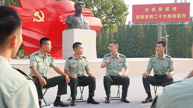 陸軍工程大學“星火”理論宣講服務政治教員群體成員盧偉（右二）在“王克勤連”與基層官兵座談