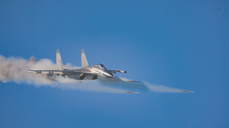 空軍航空兵某旅新飛行員實(shí)彈射擊訓(xùn)練：雛鷹出擊 呼嘯云天