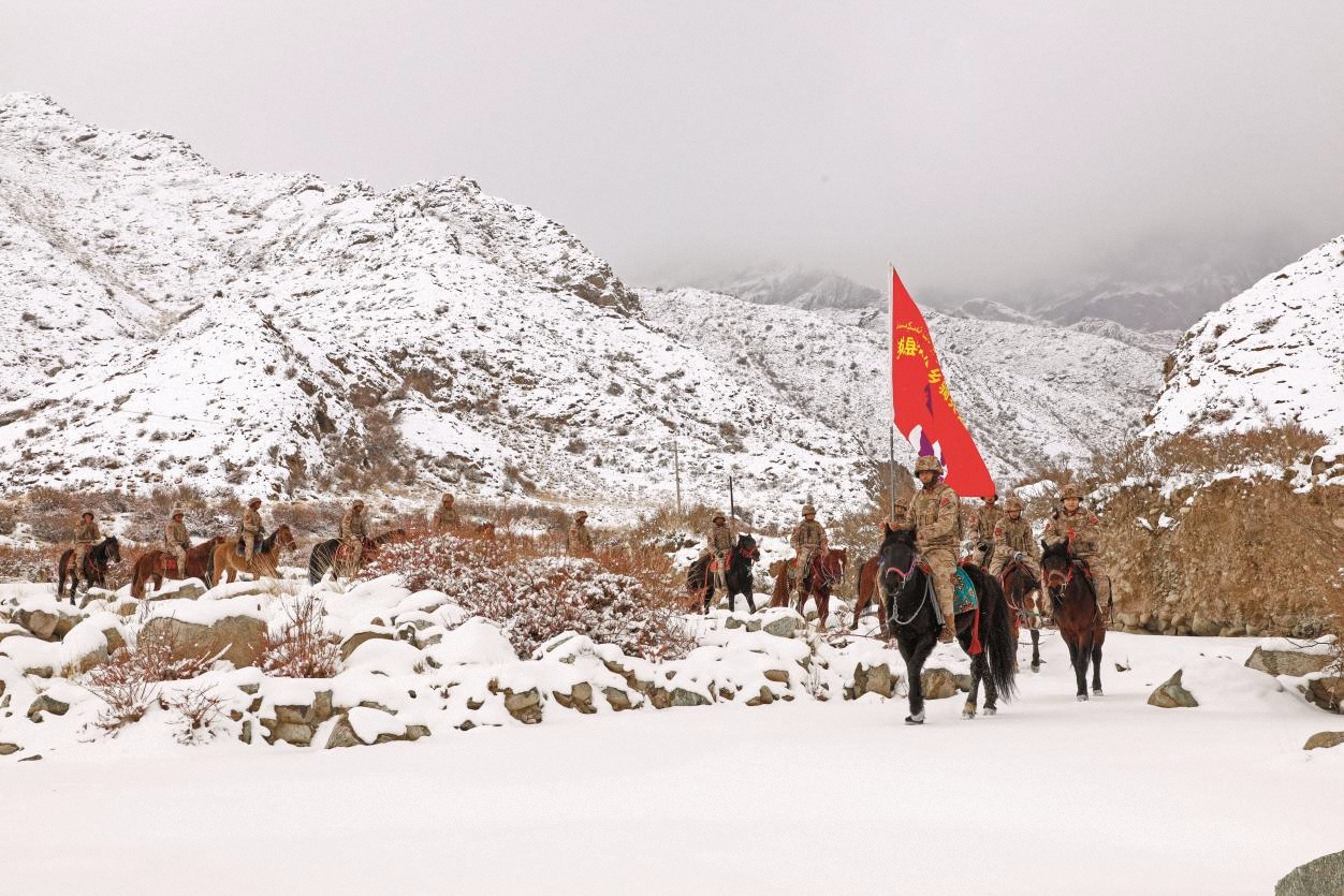 圖6-4為：民兵騎兵連在蜿蜒的山區(qū)里巡邏執(zhí)勤，確保防區(qū)安全穩(wěn)定。