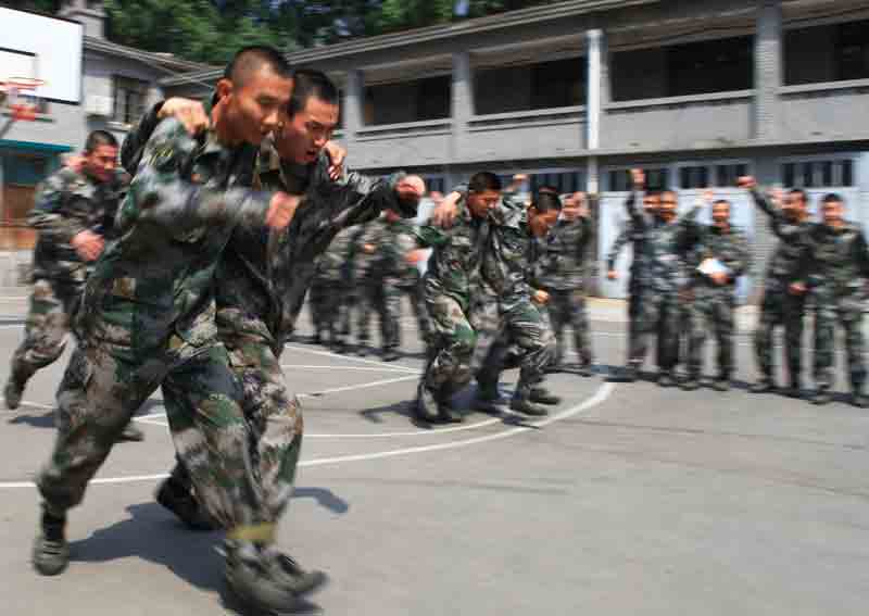 官兵們開展兩人三足接力賽