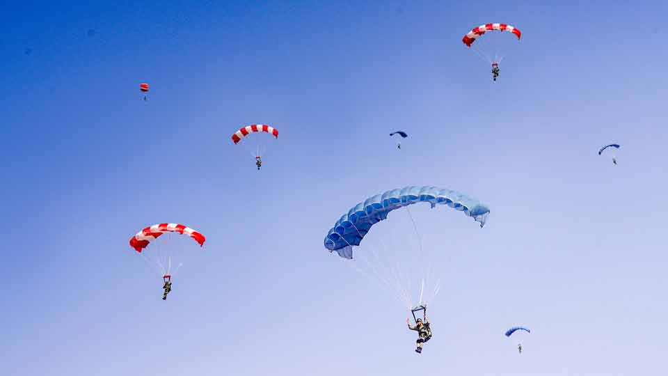 第74集團(tuán)軍某旅聯(lián)合空軍某部開展陌生地域傘降訓(xùn)練