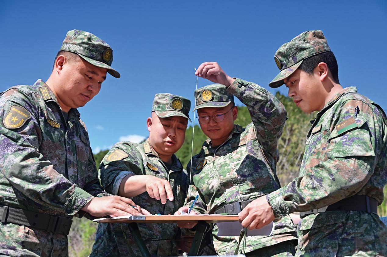 _軍分區(qū)組織全區(qū)軍官、文職人員開展野外識圖用圖訓(xùn)練 (1)