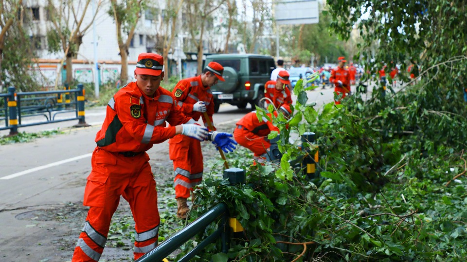 臺風(fēng)“摩羯”過后，武警官兵協(xié)助災(zāi)后重建