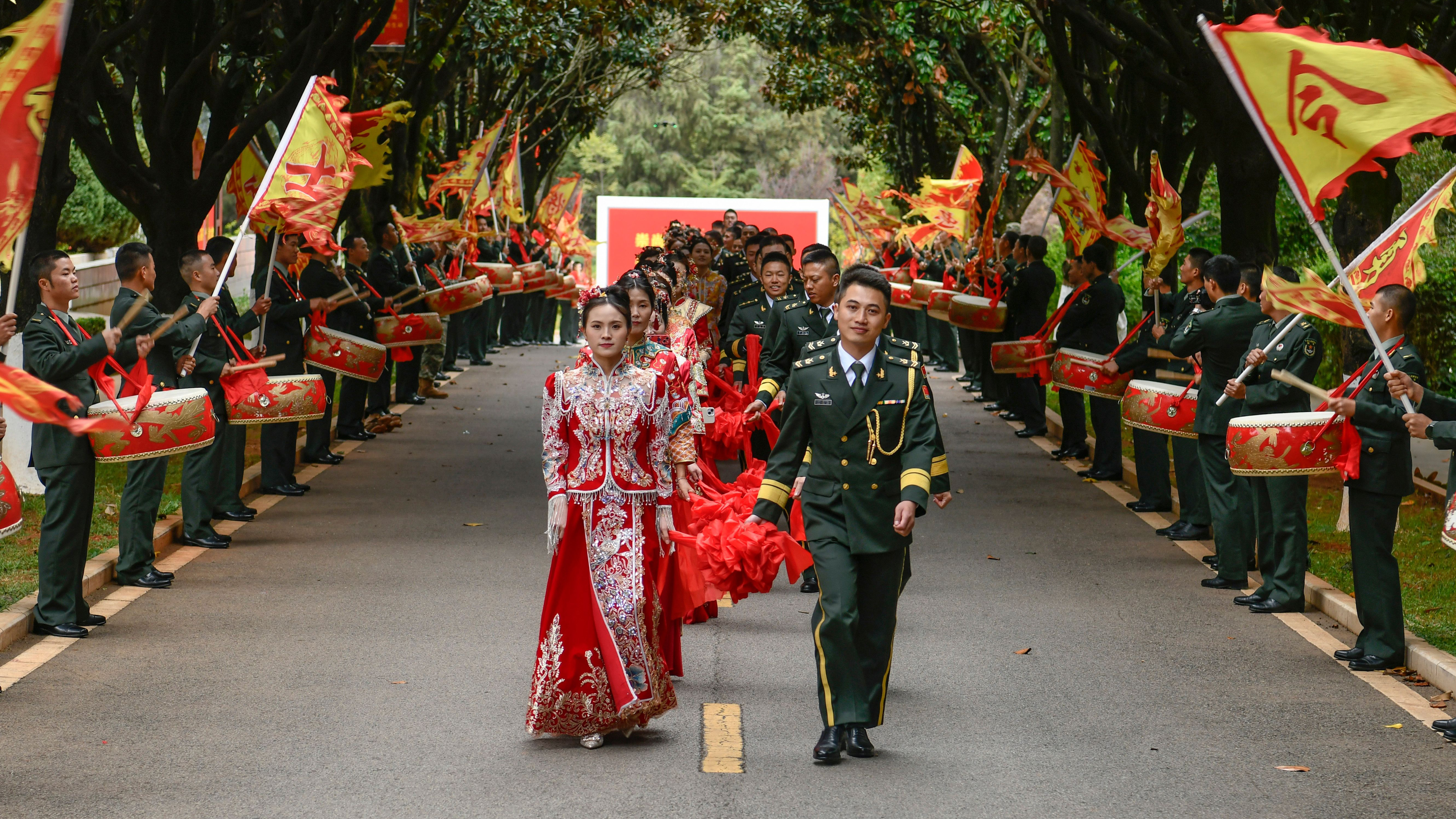 忠誠(chéng)和浪漫！這場(chǎng)軍營(yíng)婚禮儀式感滿滿